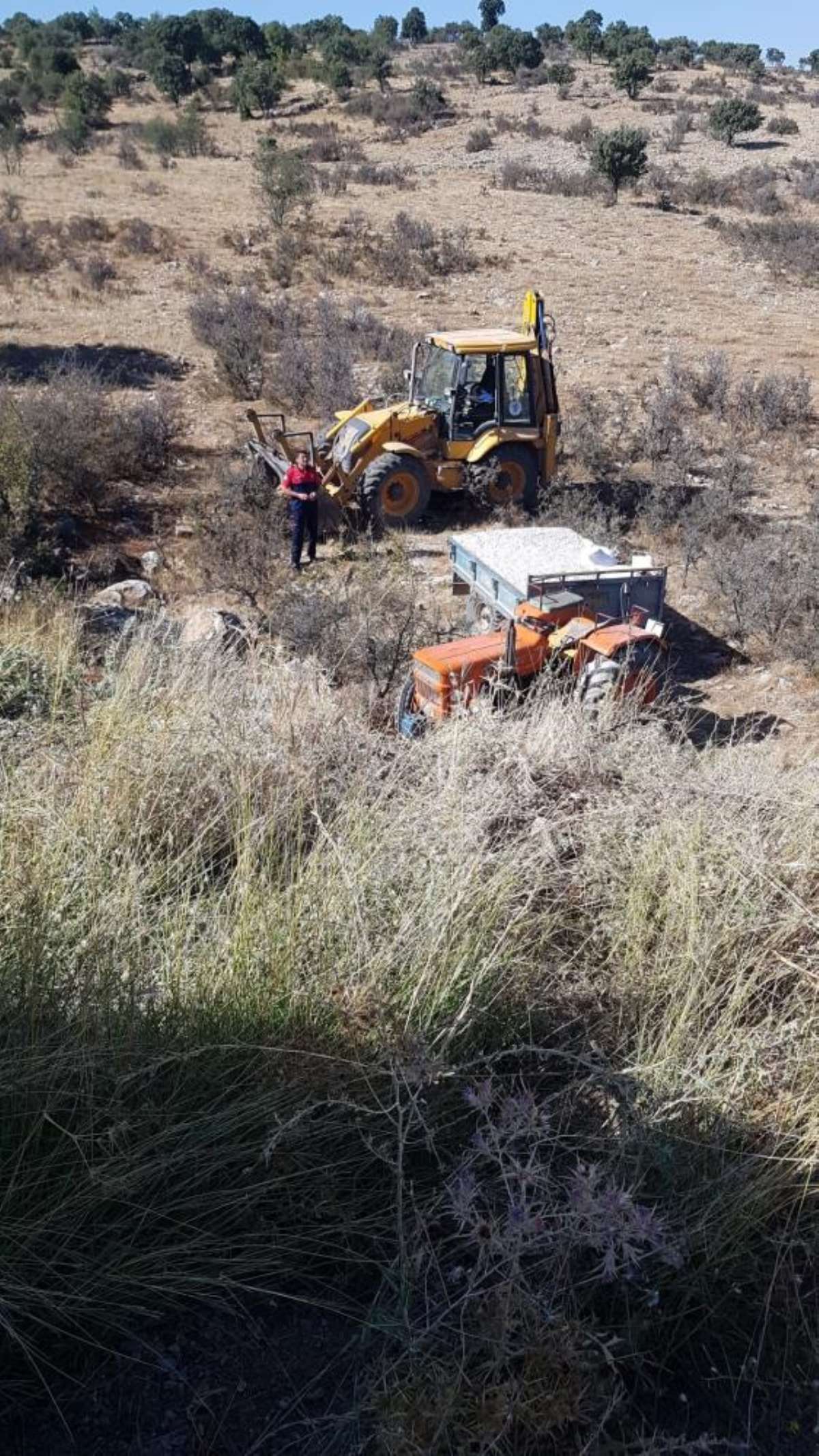 Elmayı traktörün römorkuna koyarken ezilen kadın hayatını kaybetti
