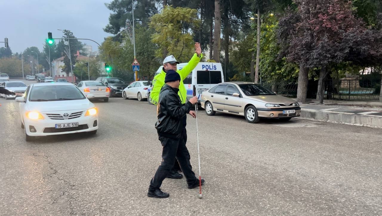 Görme engelli yayanın yardımına polis yetişti
