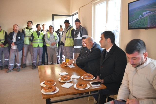 Başkan adayı, kahvaltı ederek oy istedi! İşçiler ayakta bekledi