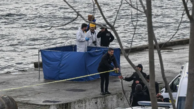 Ortaköy'de iki kişi denize düştü, biri öldü