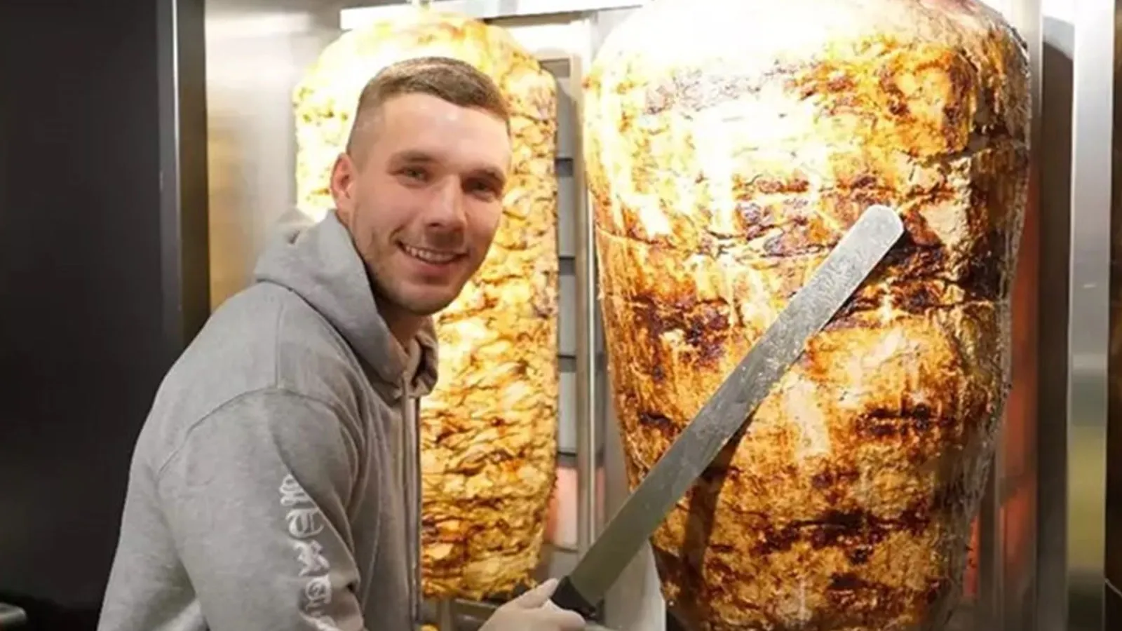 Galatasaray’ın eski futbolcusu Podolski, Berlin’de yeni bir döner dükkanı açtı
