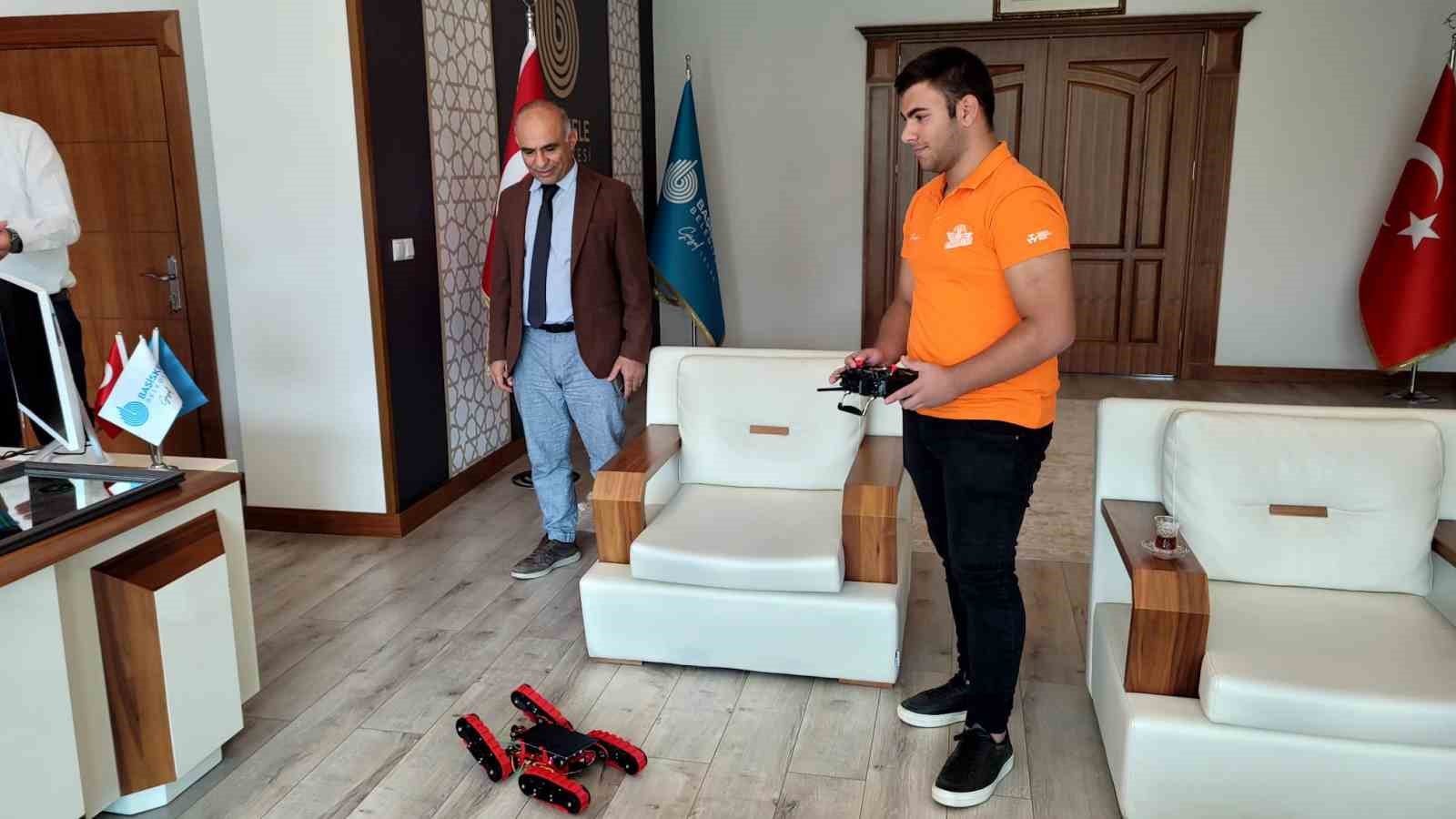 Lise öğrencilerinden "hayat kurtaracak" robot
