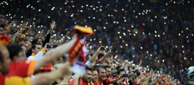 Galatasaray galibiyetini taraftarıyla kutladı
