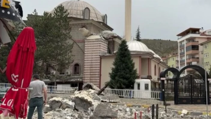 Fırtınada bir minaresi devrilen caminin diğer minaresi kontrollü olarak yıkılıyor
