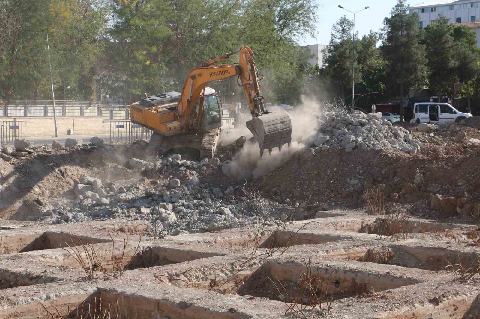 89 kişiye mezar olan Galeria Sitesi’nin temeli kapatılıyor
