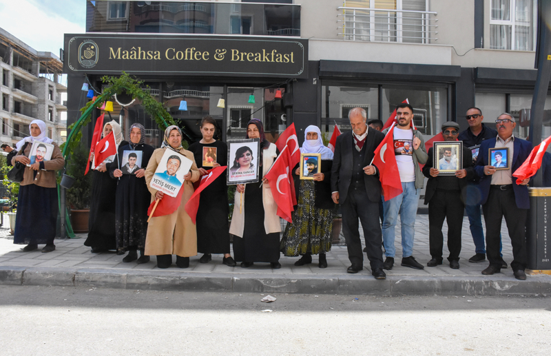 Van'da evlat nöbetindeki anneden kızına: Kardeş katili olma, gel