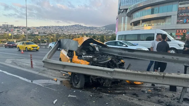 Feci kaza! Taksi, bariyere ok gibi saplandı