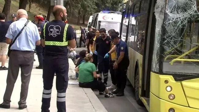 İstanbul'da TIR, otobüsün üzerine devrildi