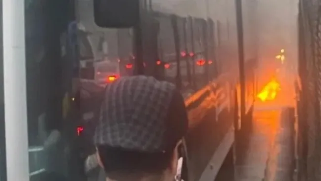 Seyir halindeki metrobüste yangın!