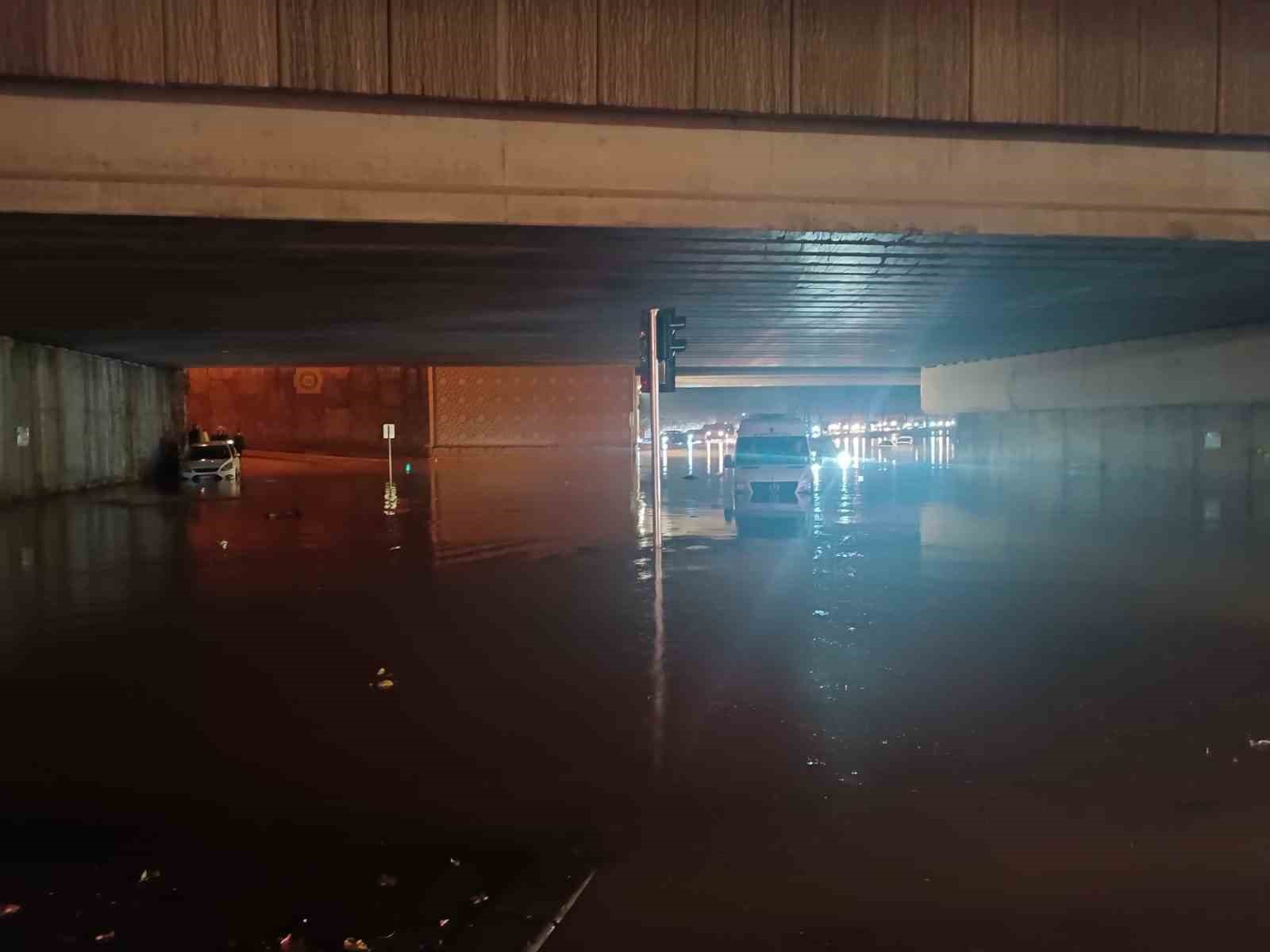 Gaziantep’te sağanak yağış hayatı felç etti
