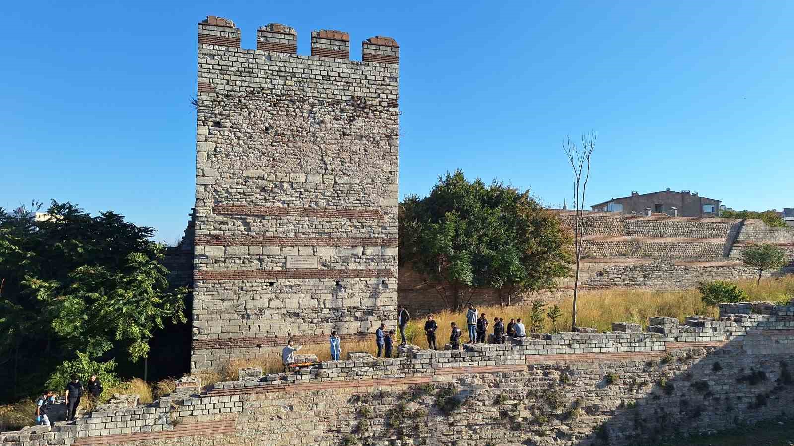 Tarihi Topkapı Surlarında erkek cesedi bulundu
