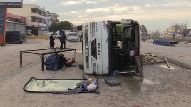 İşçileri taşıyan midibüs devrildi: 15 yaralı…