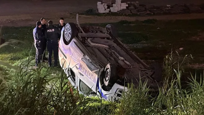 Polis aracı devrildi: 1'i ağır 3 yaralı…