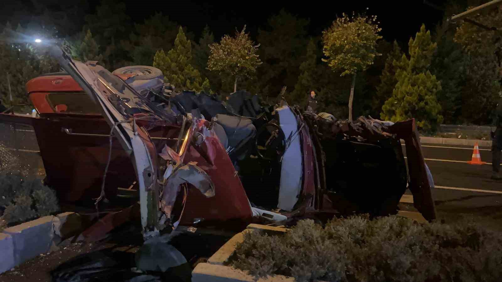 Takla atan otomobil trafik lambasına çarparak durabildi: 2 yaralı
