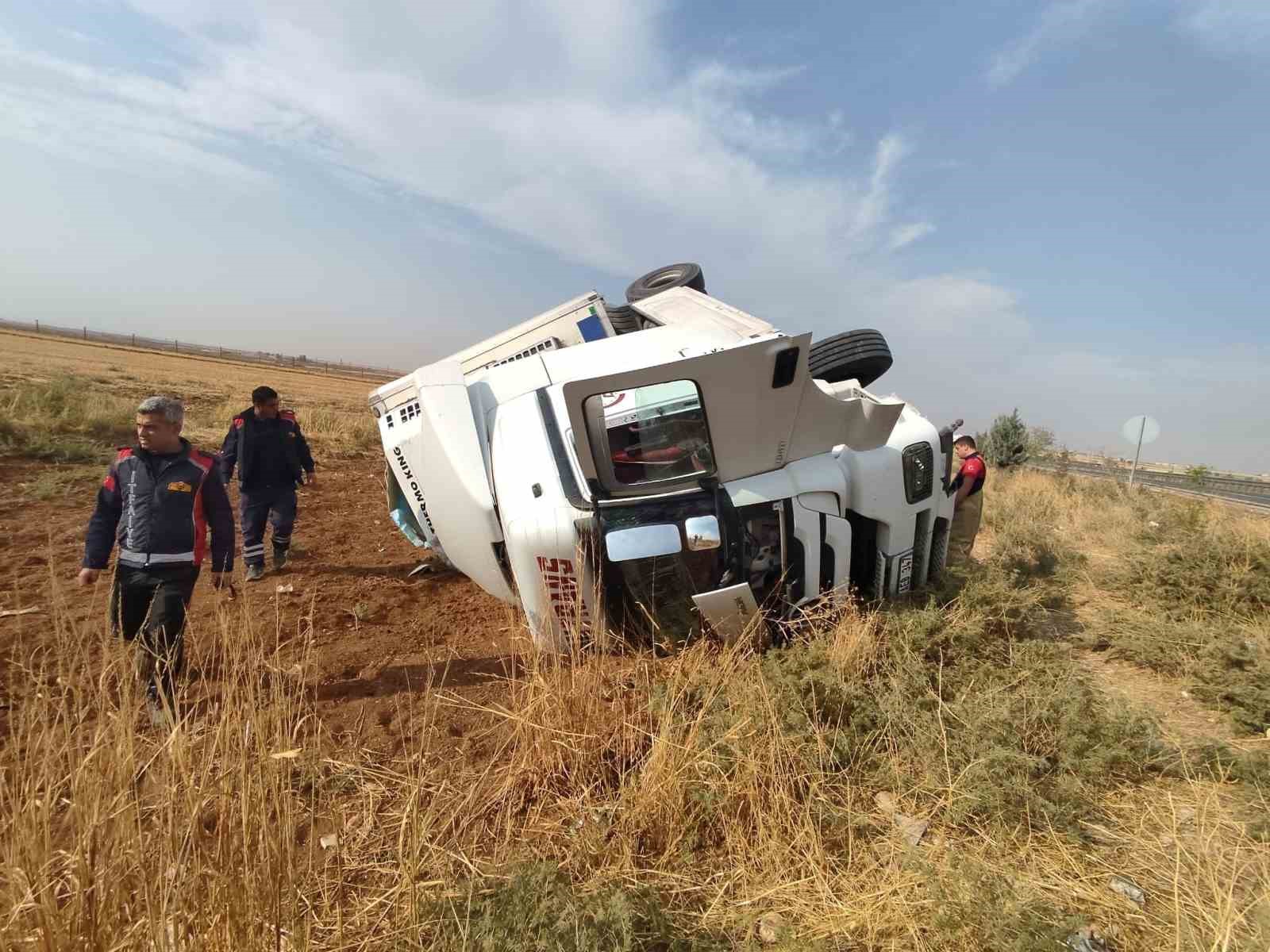  Zeytinyağı yüklü tır devrildi: 1 yaralı