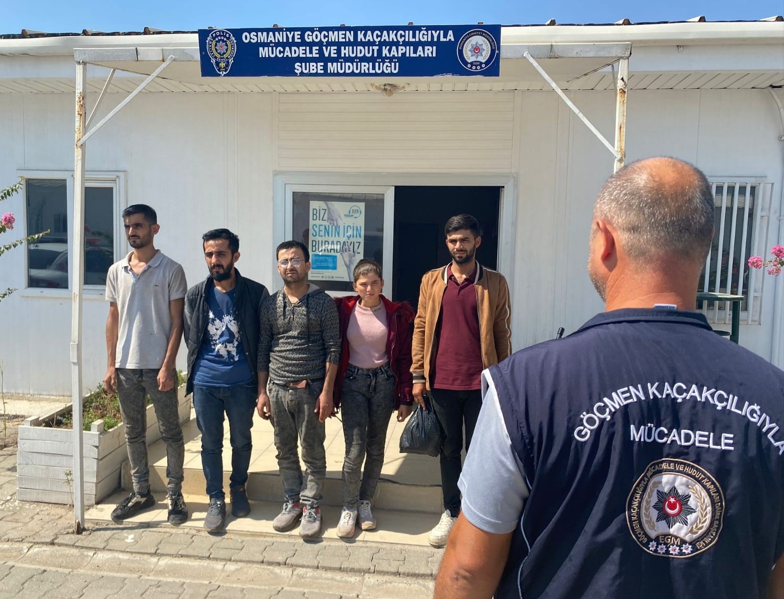 17 düzensiz göçmen 3 organizatör yakalandı
