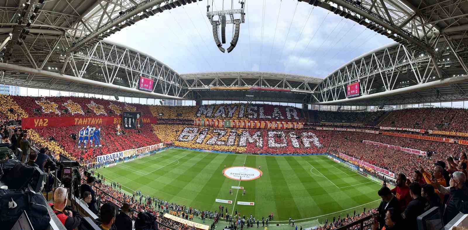 Galatasaray taraftarından derbi için koreografi
