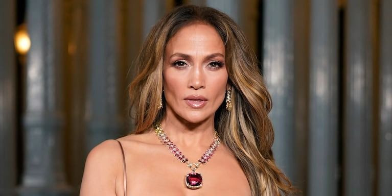 Jennifer Lopez soyundu, Instagram karıştı