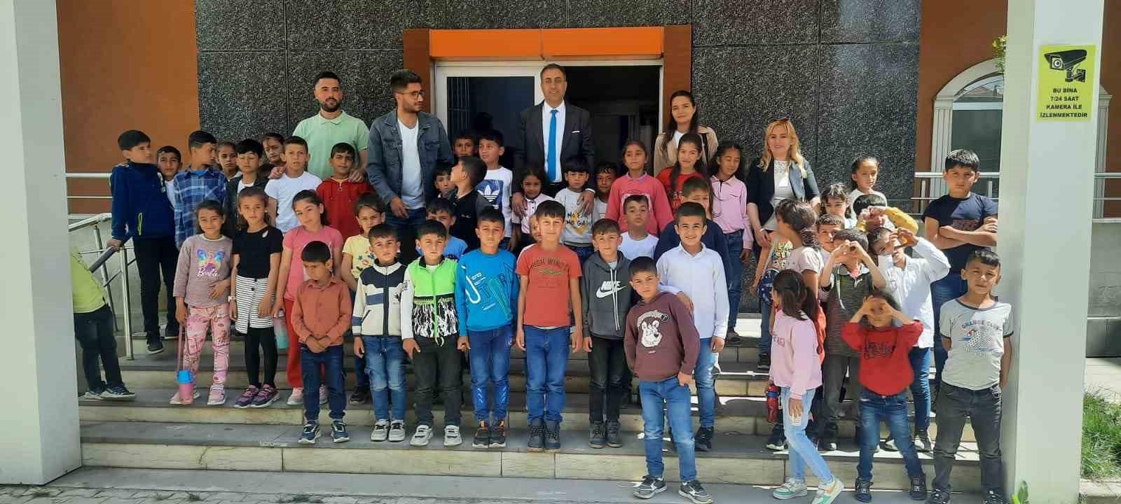 Bitlis’in Güroymak'takş köyünde öğrenciler ilk kez sinemada film izledi