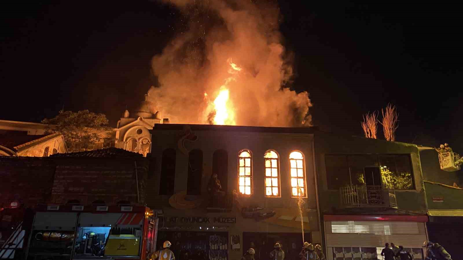 Balat Oyuncak Müzesi’nde büyük yangın: Alev alev yanan müze küle döndü

