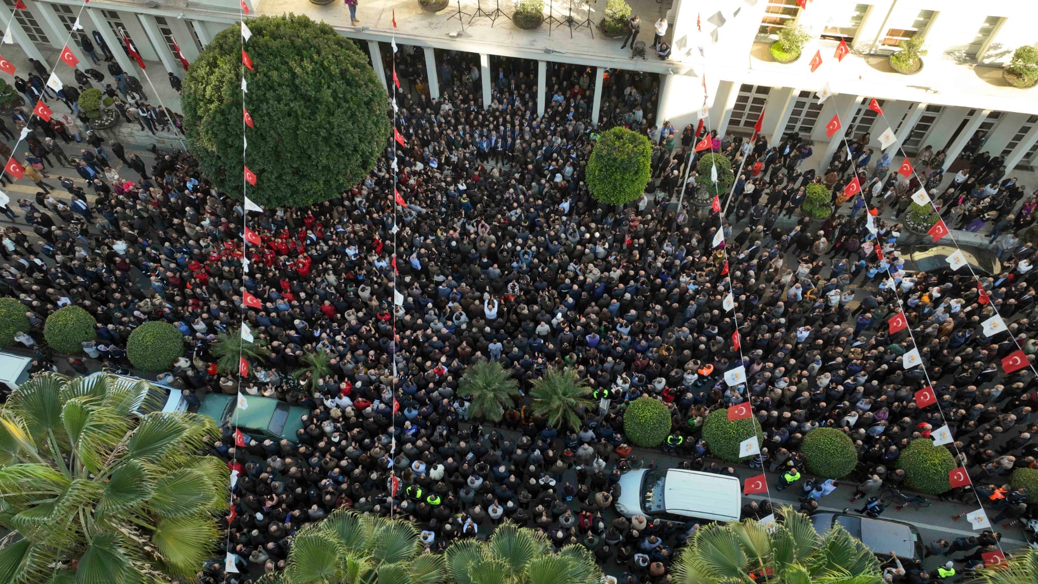 10 bini aşkın Adanalı, Zeydan Karalar’a destek için toplandı