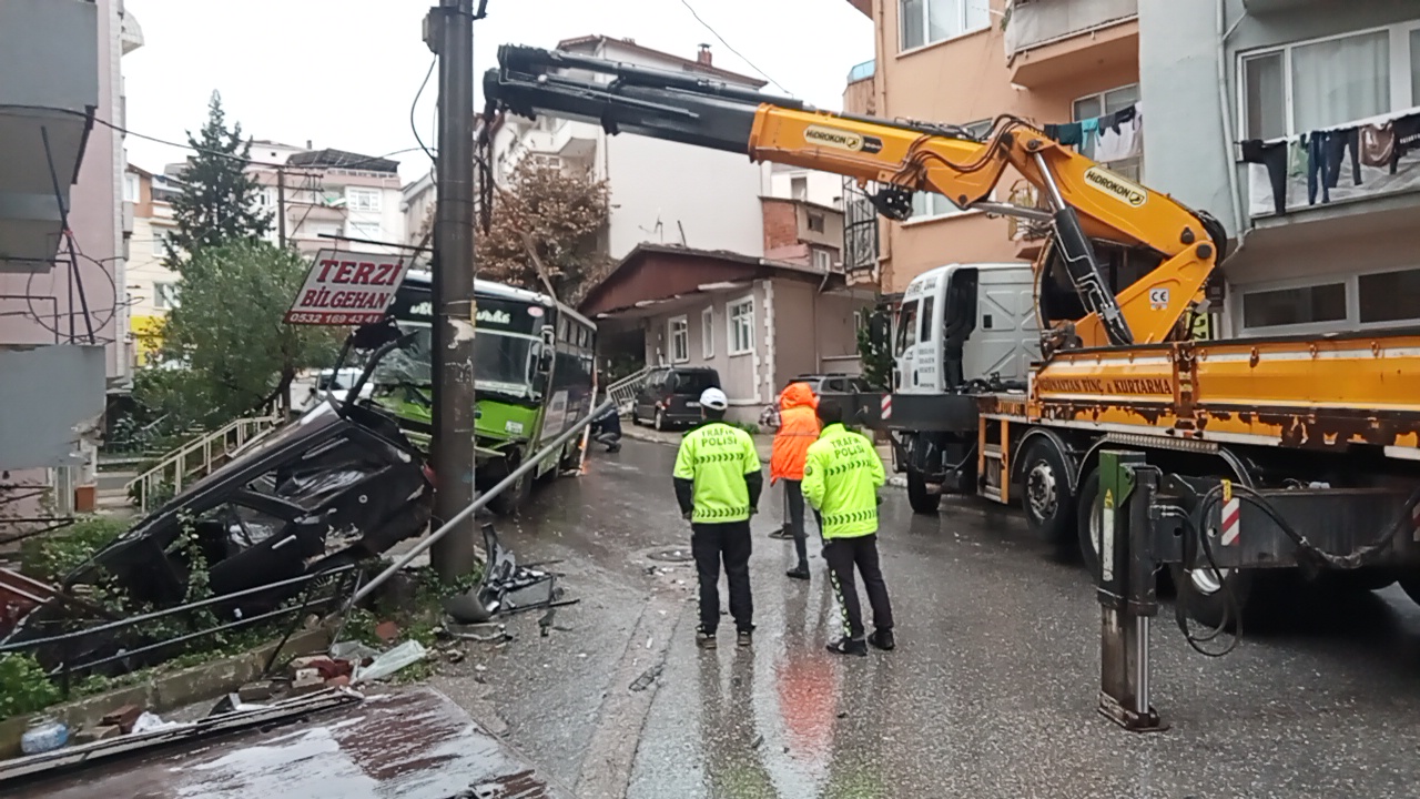 Kocaeli'de freni boşalan otobüs evin balkonuna çaptı