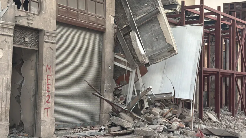 Hatay’da ağır hasarlı bina kısmen çöktü