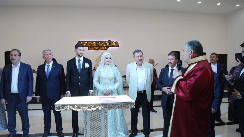 Mansur Yavaş ile Melih Gökçek nikah şahidi oldu