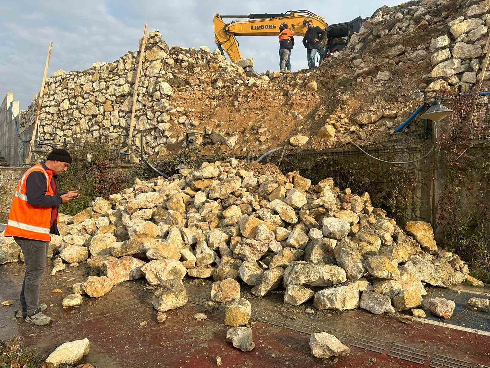 Mardin’de istinat duvarı yıkıldı: 2 yaralı
