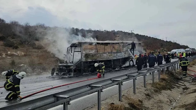 Kamyona çarpan yolcu otobüsü küle döndü